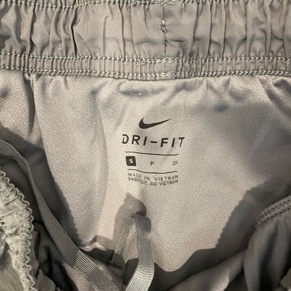 Nike Women’s Tempo Dry core shorts - Picture 2 of 2